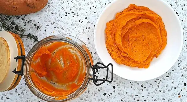Pyszne puree z batata w słoiku i na talerzu. Idealne do wielu potraw.