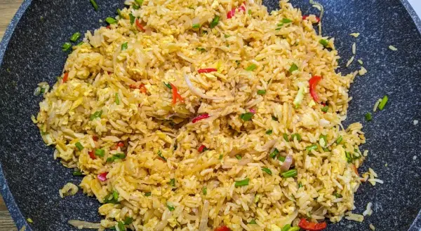 Pyszny ryż smażony z jajkiem, cebulką i papryczką chili, przygotowany w woku.