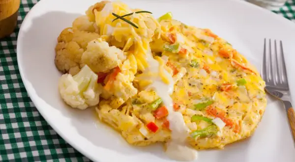 Pyszny omlet z warzywami i serem, podany z kalafiorem. Świetny pomysł, co zrobić z białek na śniadanie!