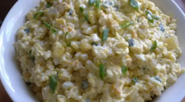 Szybka sałatka z ryżem i jajkiem, kremowa, z zieloną cebulką, idealna na szybki lunch.
