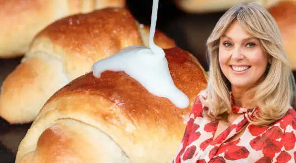 Rogaliki krucho drożdżowe, polane lukrem, wyglądają po prostu pycha! Uśmiechnięta kobieta w tle dodaje im uroku.