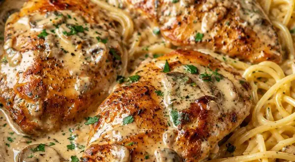 Kurczak w kremowym sosie z grzybami i makaronem spaghetti. Pyszny sos do kurczaka, który zachwyci każdego.