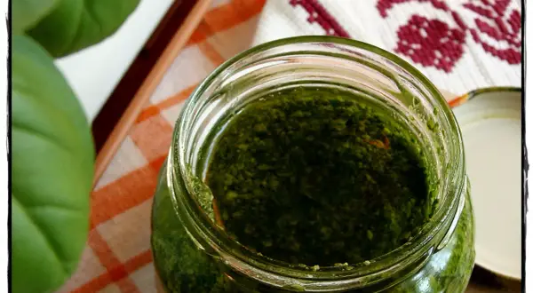 Słoik domowego pesto, idealny do makaronu. Ten przepis na pesto jest prosty i pyszny.