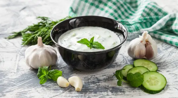 Pyszny sos tzatziki z czosnkiem, ogórkiem i miętą, gotowy do podania.