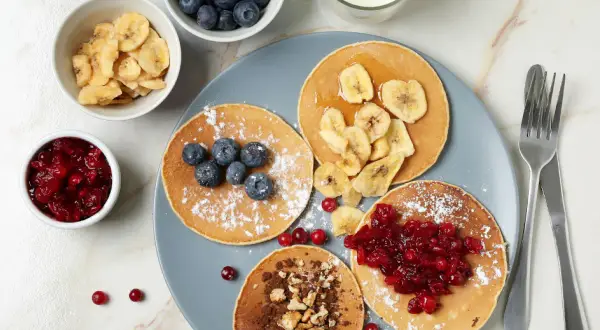 Idealne fit sniadania: placuszki z bananami, borówkami, żurawiną i orzechami. Pyszny początek dnia!