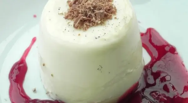 Panna cotta przepis: kremowy deser z polewą wiśniową i wiórkami czekolady. Idealny na deser.