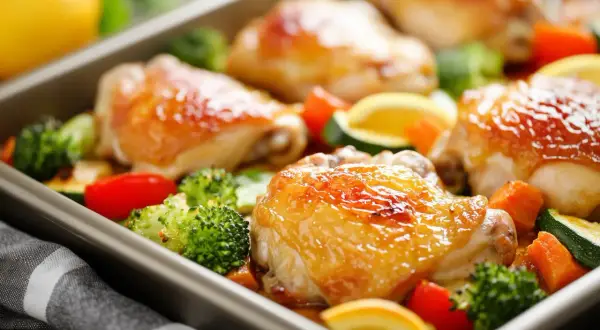 Pyszne pieczone udka kurczaka z warzywami i cytryną – idealne menu na urodziny w domu.