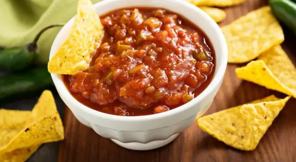 Domowy sos meksykański przepis na chipsy. Pikantny, pomidorowy sos z papryczkami jalapeño i nachos.