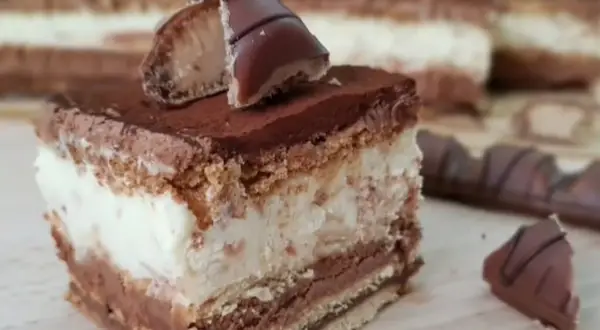 Pyszne ciasto Kinder Bueno z kremem i czekoladą. Idealne na deser dla każdego fana słodkości.