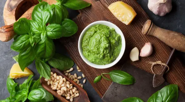 Świeże liście bazylii, orzeszki piniowe, czosnek i parmezan tworzą apetyczne pesto z bazylii.