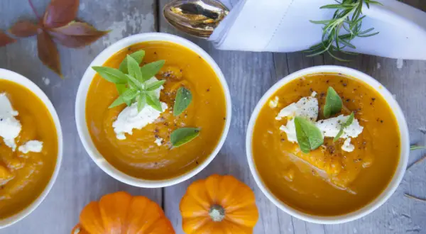 Zupa z dyni hokkaido, kremowa i aromatyczna, z fetą i ziołami. Idealna na jesienne dni.