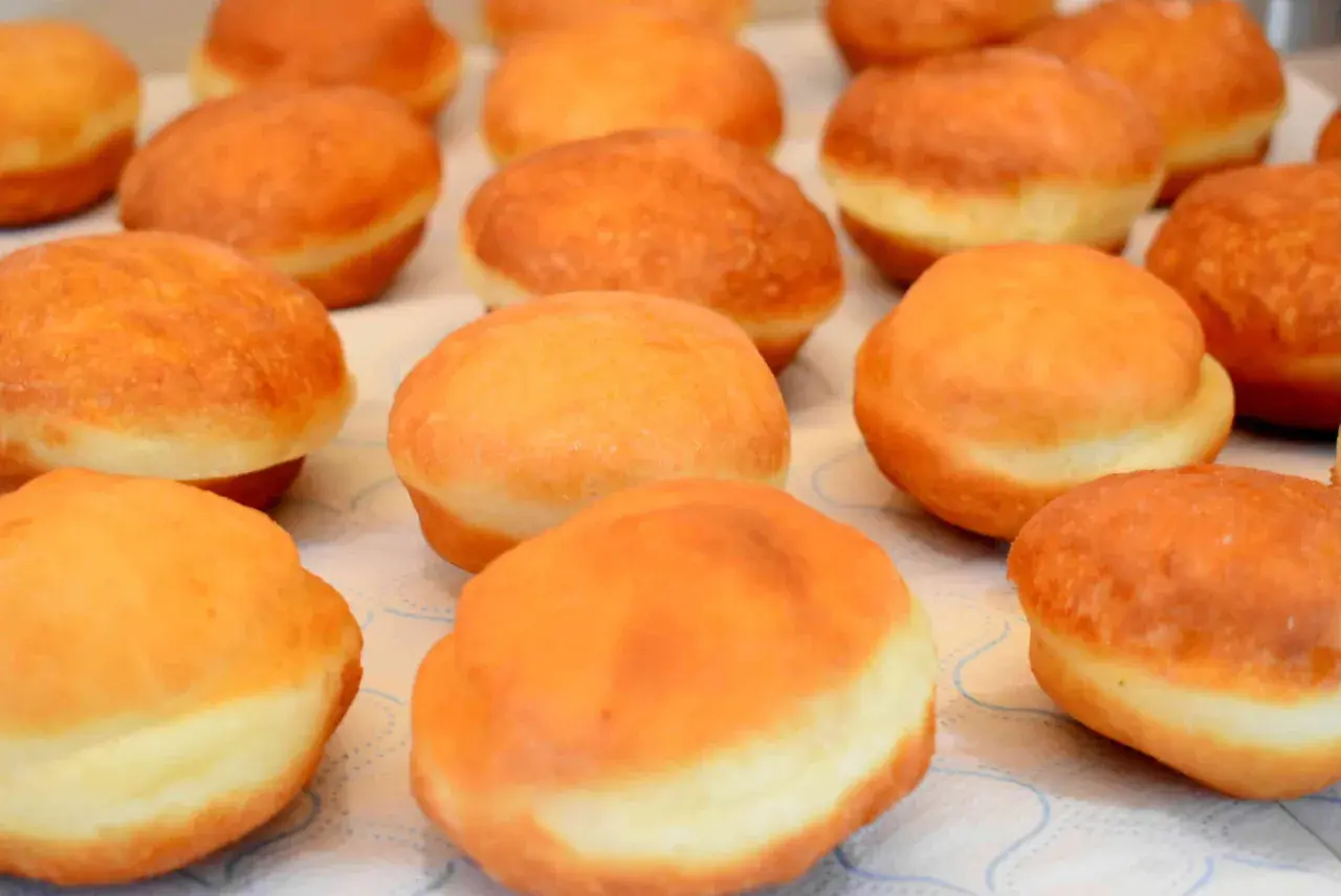 Puszyste pączki, idealne do domowego wypieku. Ten przepis na pączki to gwarancja sukcesu!