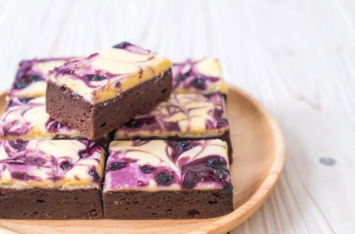 Czekoladowe brownie z kremowym serkiem i jagodami. Idealne fit ciasta na deser.