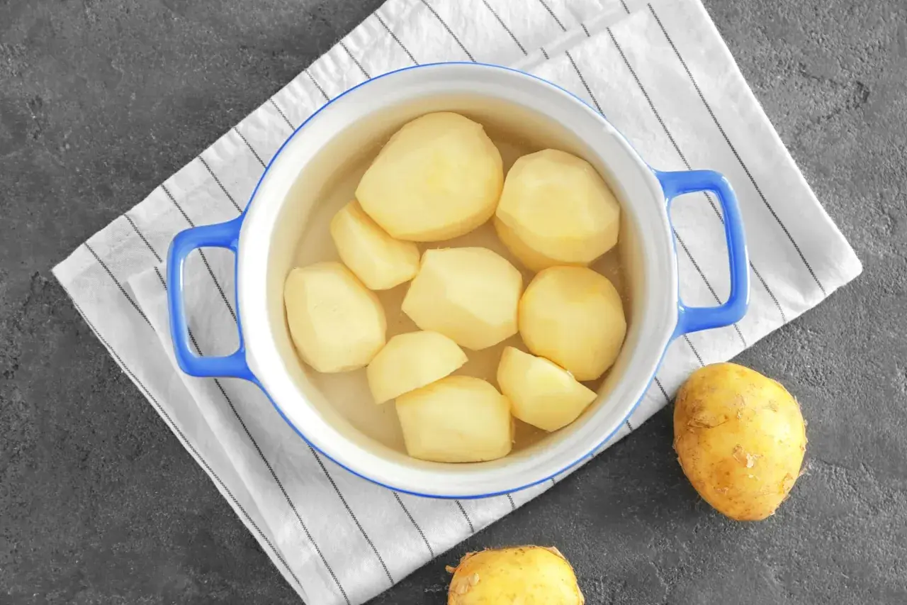 Gotujesz ziemniaki w garnku. Pamiętaj, że najwięcej błonnika jest w skórce!