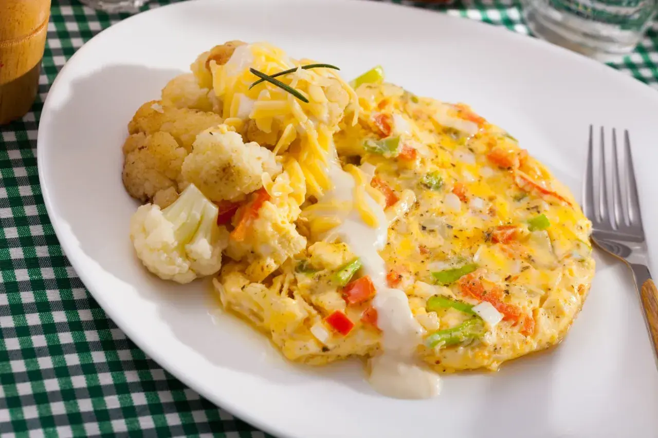 Pyszny omlet z warzywami i serem, podany z kalafiorem. Świetny pomysł, co zrobić z białek na śniadanie!