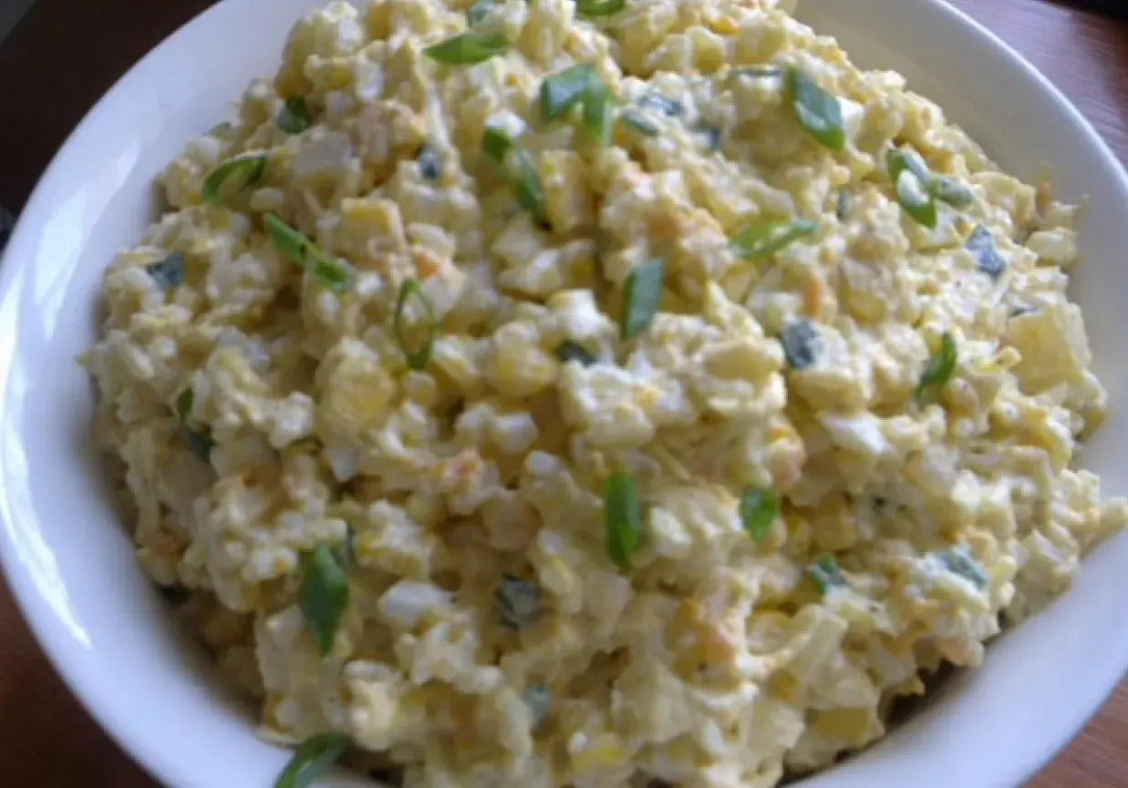 Szybka sałatka z ryżem i jajkiem, kremowa, z zieloną cebulką, idealna na szybki lunch.