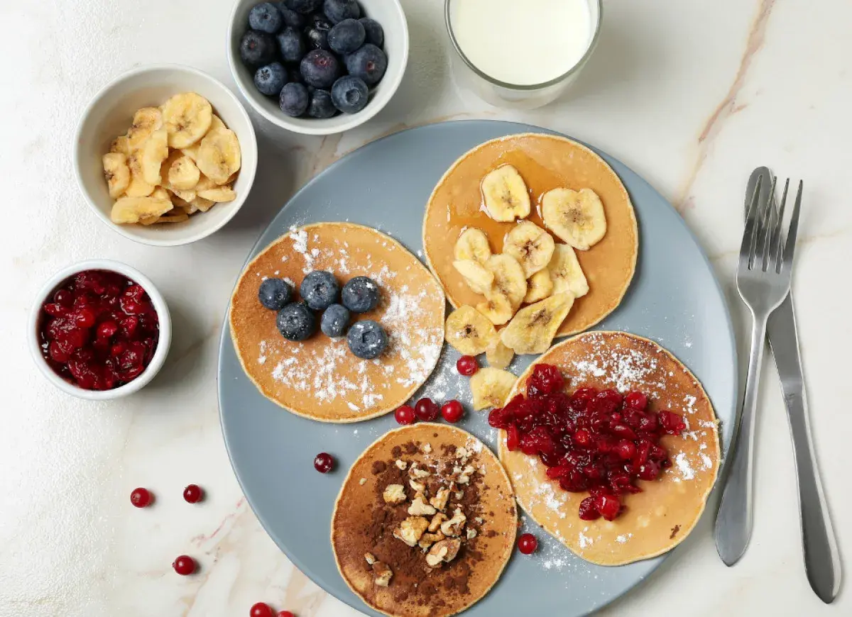 Idealne fit sniadania: placuszki z bananami, borówkami, żurawiną i orzechami. Pyszny początek dnia!