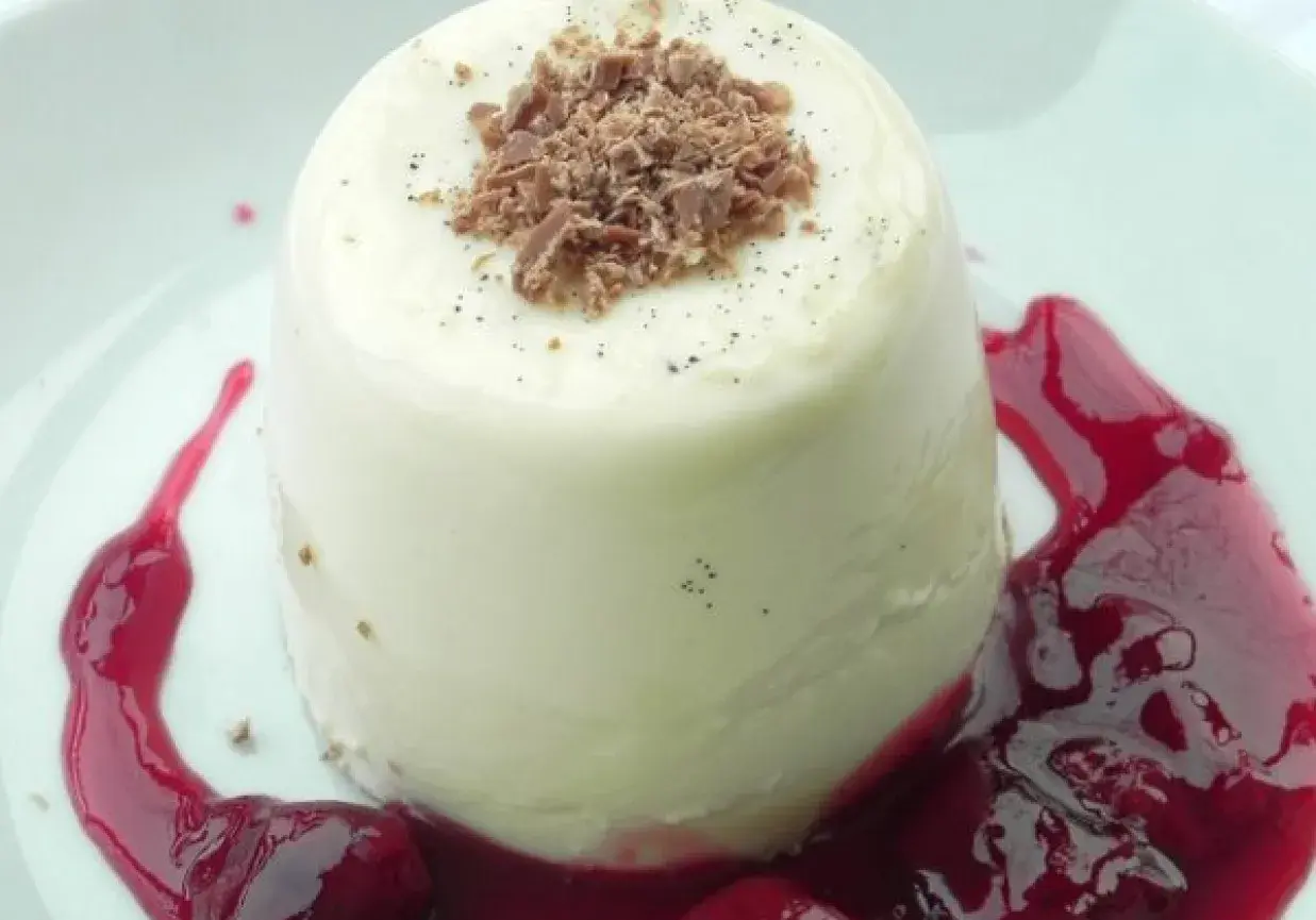 Panna cotta przepis: kremowy deser z polewą wiśniową i wiórkami czekolady. Idealny na deser.
