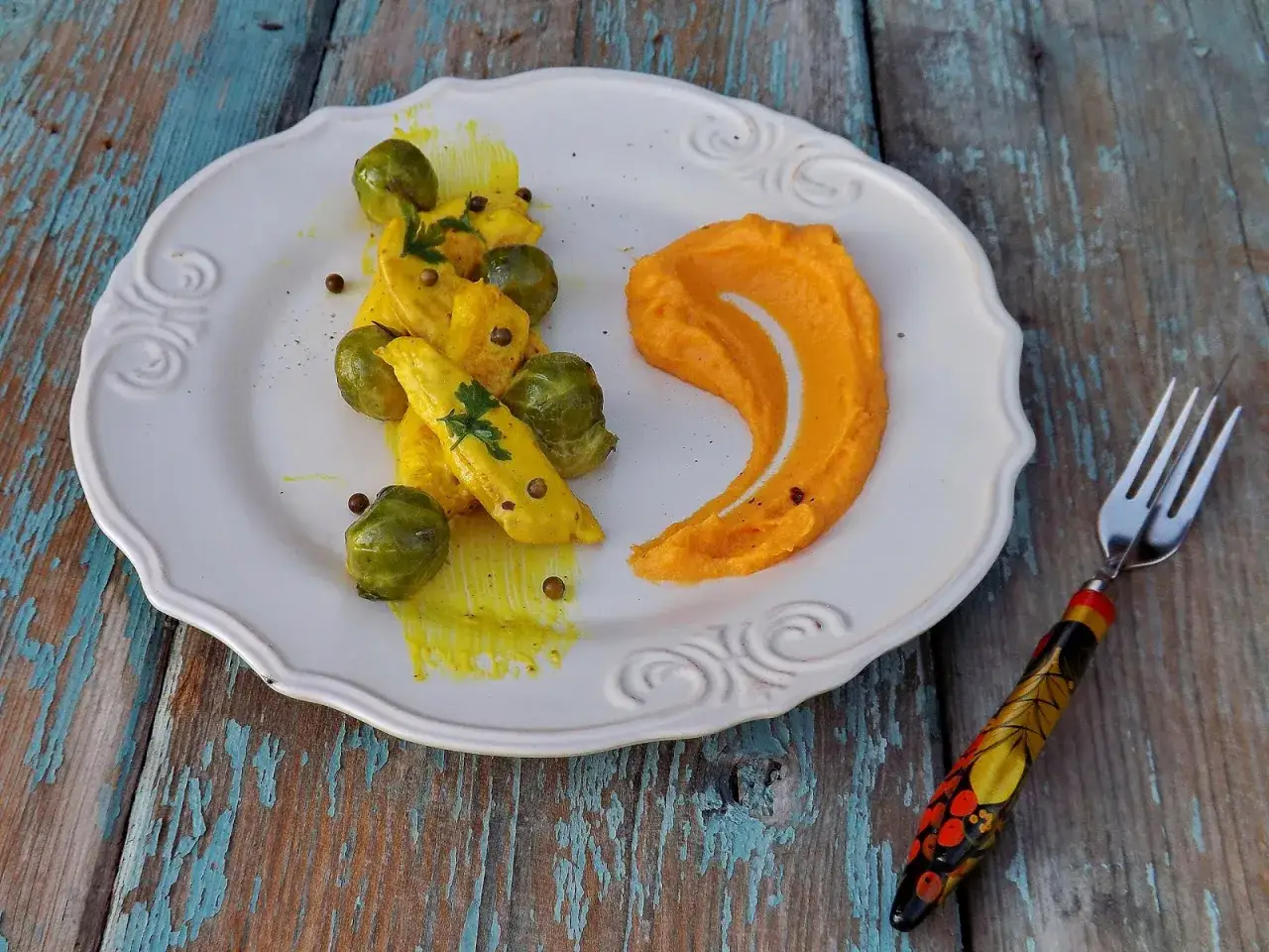Pyszne danie z kurczakiem, brukselką i kremowym puree z batata.