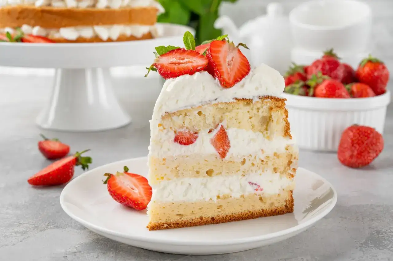 Pyszny tort z kremem mascarpone i truskawkami. Idealny przepis na to, jak zrobić krem z mascarpone, kt&oacute;ry zachwyci każdego.