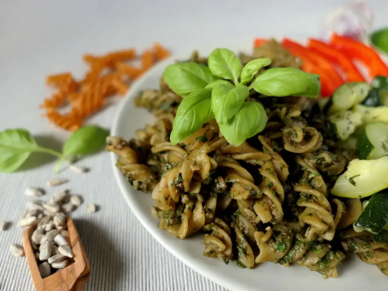 Makaron fusilli z domowym pesto, świeżą bazylią i warzywami. Idealny przepis na szybki obiad.