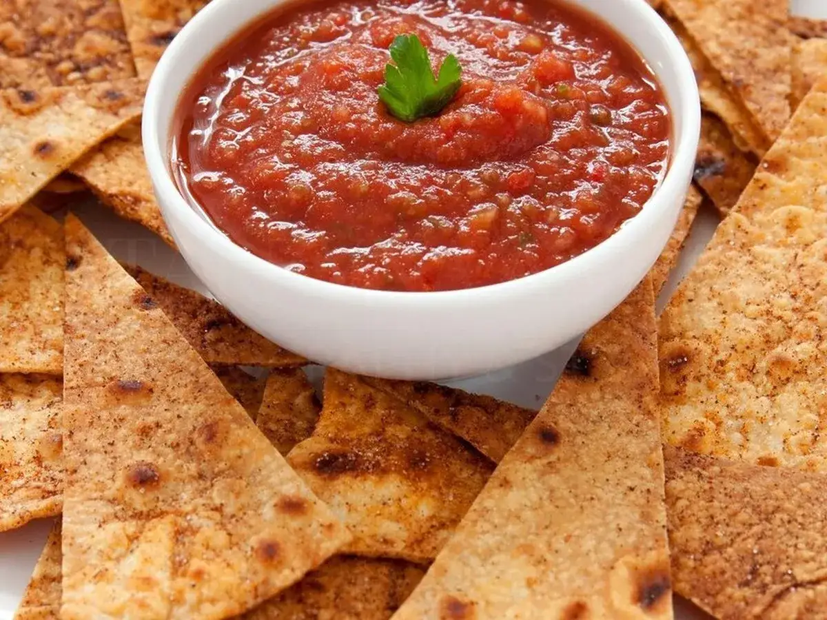 Pikantny sos meksykański przepis na domowe nachos. Idealny dip do imprezowych przekąsek.