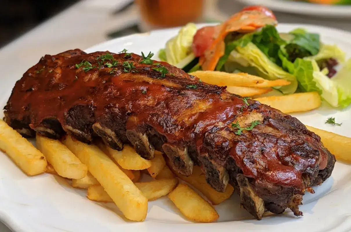 Żeberka w sosie BBQ, idealne do domowego sos bbq przepis. Podane z frytkami i sałatką.