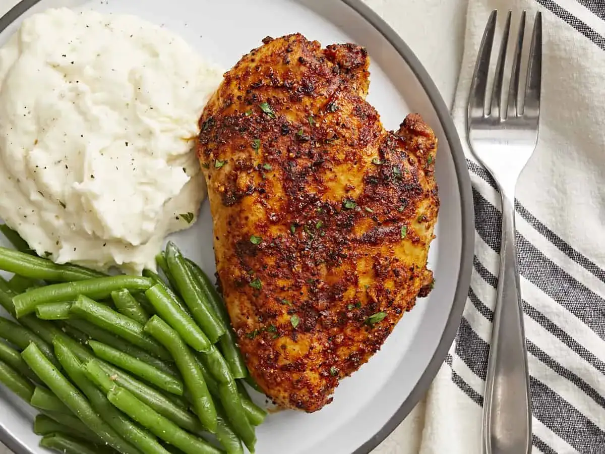 Pyszna pierś z kurczaka z airfryer, podana z kremowym purée ziemniaczanym i zieloną fasolką szparagową. Idealny obiad!