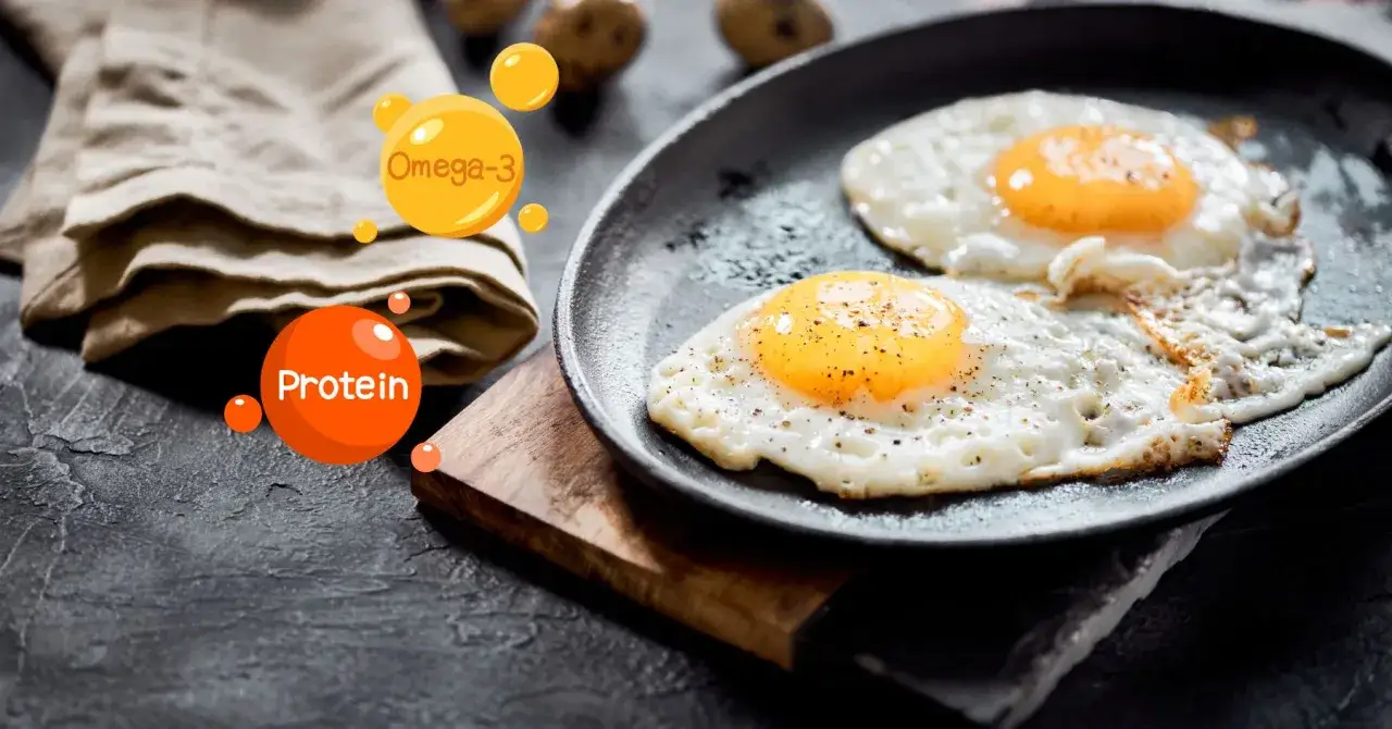 Dwa apetyczne jajka sadzone na patelni, bogate w protein i omega-3, idealne na zdrowe śniadanie.