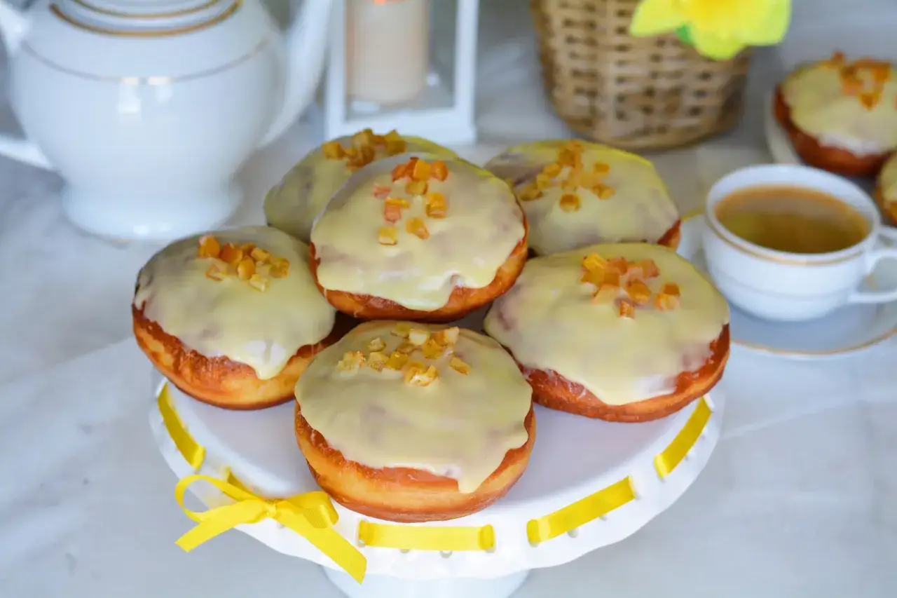 Puszyste pączki z lukrem i kandyzowaną sk&oacute;rką pomarańczową, idealne na tłusty czwartek. Ten przepis na pączki jest gwarancją sukcesu!