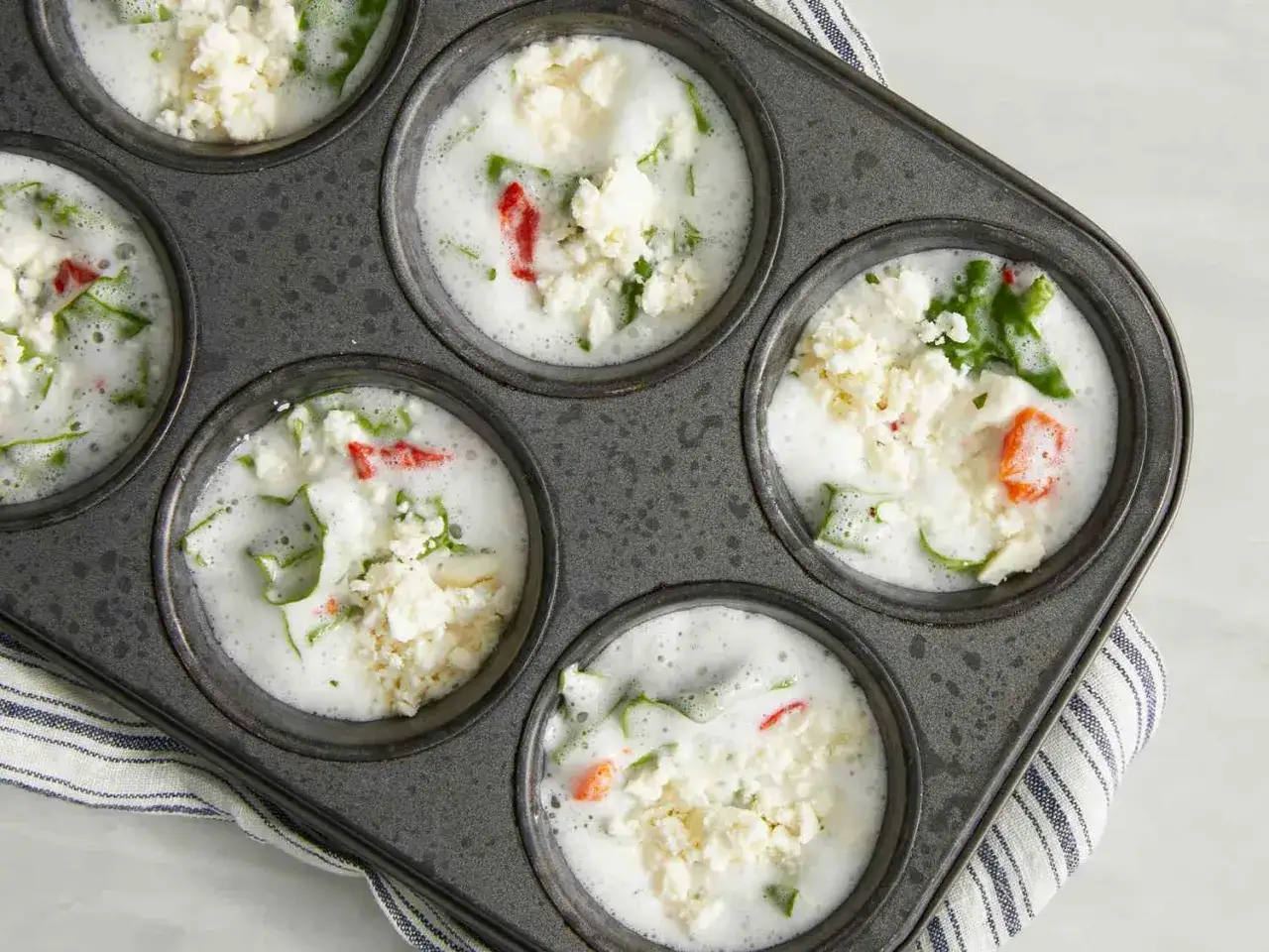 Forma na muffinki z masą jajeczną, serem feta i warzywami. Idealne, gdy zastanawiasz się, co zrobić z białek.
