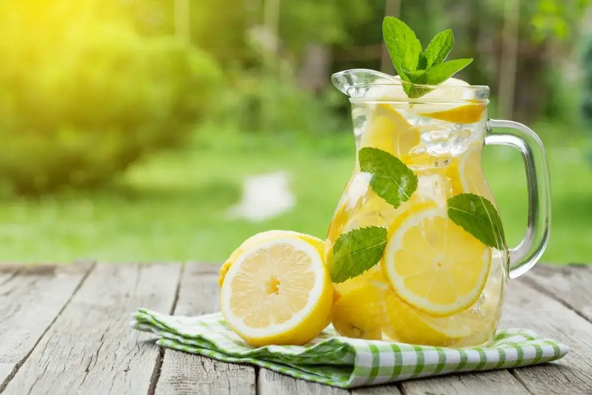Orzeźwiająca lemoniada z cytryn i mięty w dzbanku, idealna na upalne dni. Prosty przepis na to, jak zrobić lemoniadę.