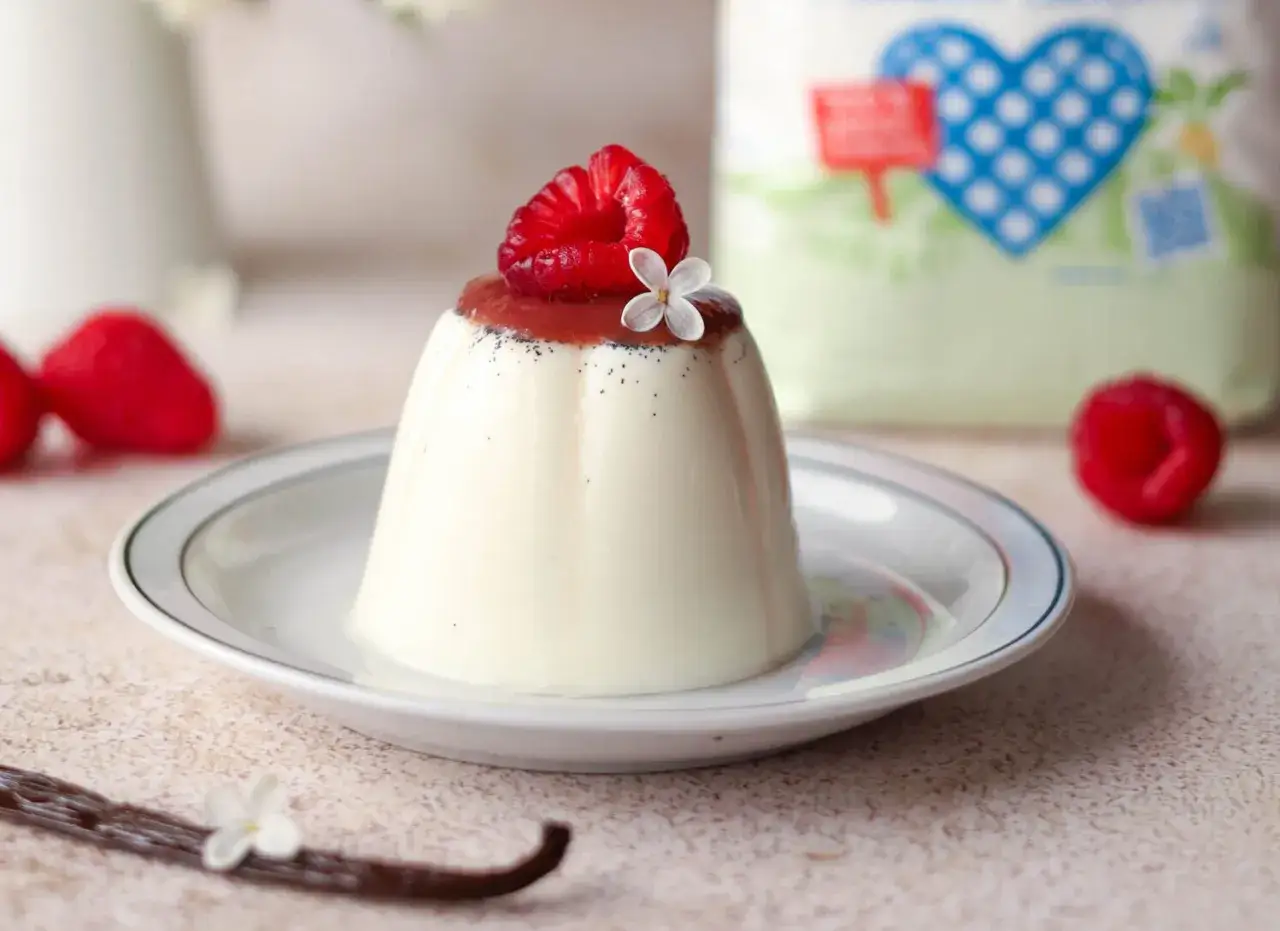 Panna cotta z maliną i kwiatkiem, idealna na deser. Ten pyszny panna cotta przepis jest prosty do wykonania.