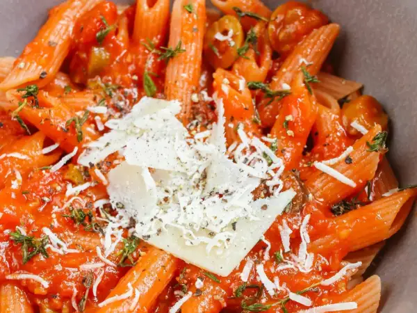 Penne z sosem pomidorowym, oliwkami i parmezanem. Szybki obiad w 15 minut, idealny na każdy dzień.
