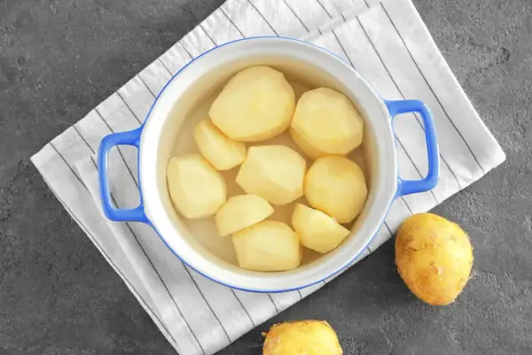 Gotujesz ziemniaki w garnku. Pamiętaj, że najwięcej błonnika jest w skórce!