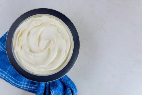 Gładka, kremowa masa, idealna do sosu carbonara. Zastanawiasz się, jaka śmietana do carbonary będzie najlepsza? Oto odpowiedź!