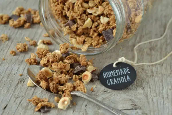 Domowa granola z orzechami i czekoladą, idealna na śniadanie. Ten przepis na granola jest prosty i pyszny!