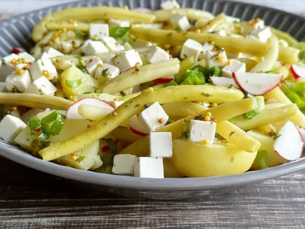 Pyszna, najlepsza sałatka z fasolki szparagowej z ziemniakami, serem feta, rzodkiewką i szczypiorkiem.