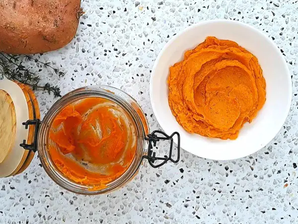 Pyszne puree z batata w słoiku i na talerzu. Idealne do wielu potraw.