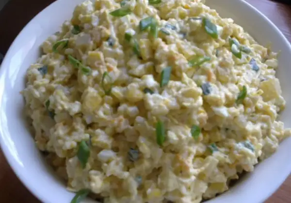 Szybka sałatka z ryżem i jajkiem, kremowa, z zieloną cebulką, idealna na szybki lunch.