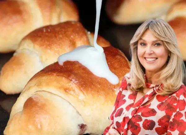 Rogaliki krucho drożdżowe, polane lukrem, wyglądają po prostu pycha! Uśmiechnięta kobieta w tle dodaje im uroku.
