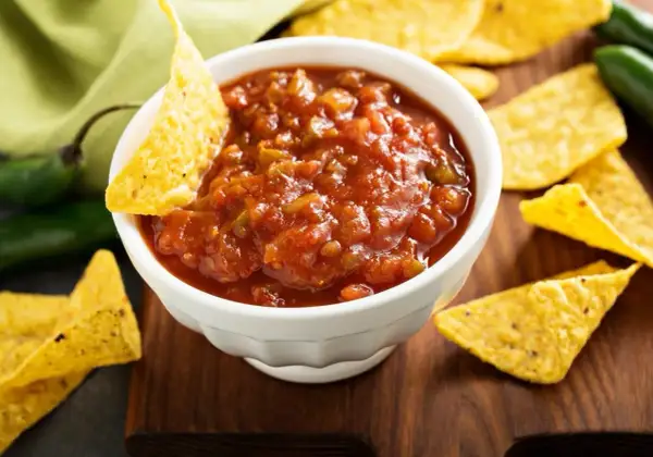 Domowy sos meksykański przepis na chipsy. Pikantny, pomidorowy sos z papryczkami jalapeño i nachos.
