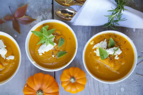 Zupa z dyni hokkaido, kremowa i aromatyczna, z fetą i ziołami. Idealna na jesienne dni.